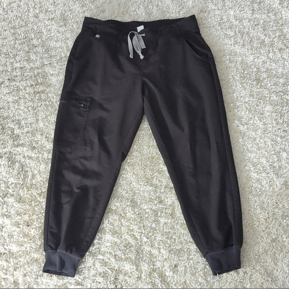 Like new FIGS Black jogger scrub pants.